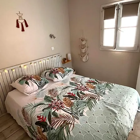 Blue Lagoon سيكس-فور-لو-بلاج